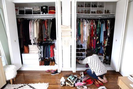 Раскладывая, таким образом, вещи в своем гардеробе, вы создаёте для себя видимое пространство и сможете легко отыскать и достать нужную вам вещь.